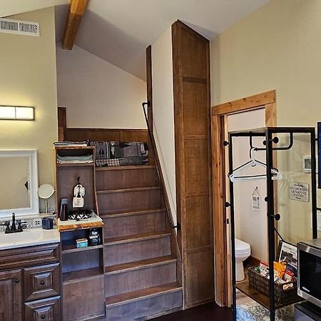 Beautiful Riverfront Near Mt Bachelor With Hot Tub Bend Extérieur photo