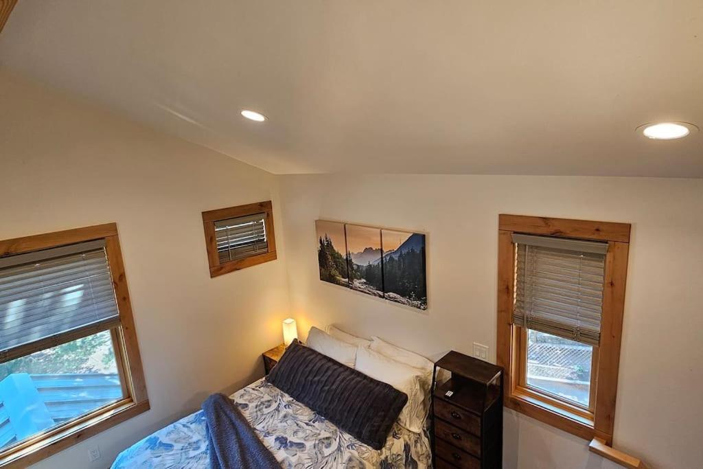 Beautiful Riverfront Near Mt Bachelor With Hot Tub Bend Extérieur photo