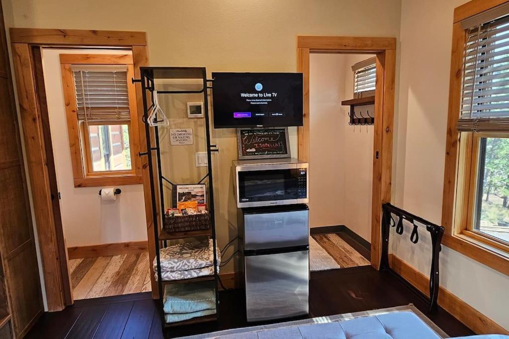 Beautiful Riverfront Near Mt Bachelor With Hot Tub Bend Extérieur photo