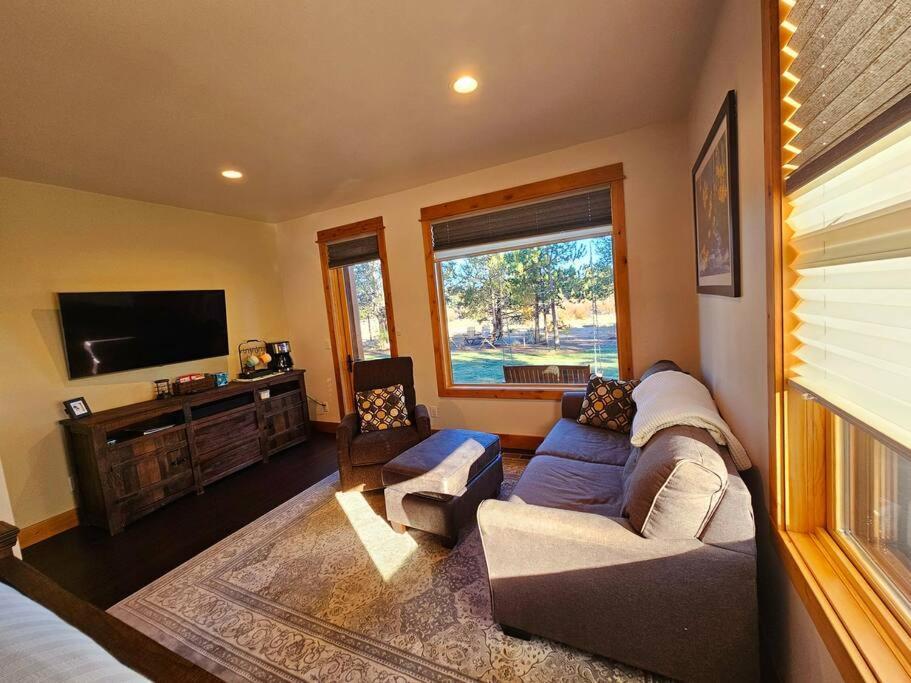 Beautiful Riverfront Near Mt Bachelor With Hot Tub Bend Extérieur photo