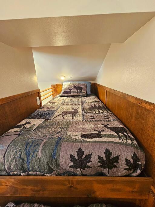 Beautiful Riverfront Near Mt Bachelor With Hot Tub Bend Extérieur photo