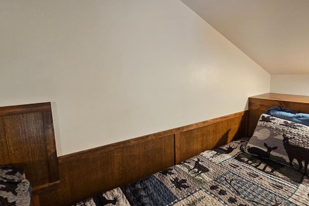 Beautiful Riverfront Near Mt Bachelor With Hot Tub Bend Extérieur photo