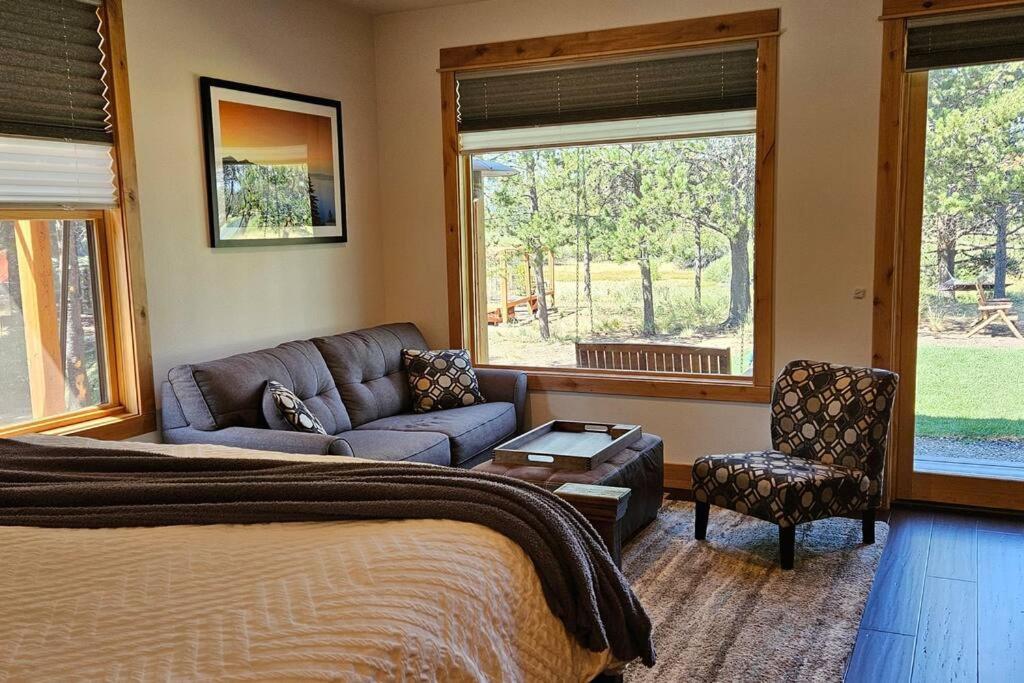 Beautiful Riverfront Near Mt Bachelor With Hot Tub Bend Extérieur photo