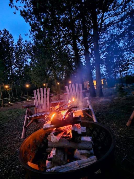 Beautiful Riverfront Near Mt Bachelor With Hot Tub Bend Extérieur photo