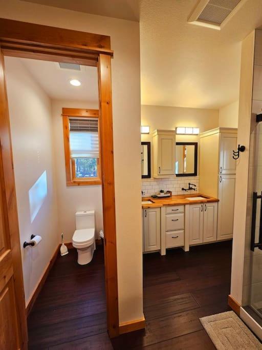 Beautiful Riverfront Near Mt Bachelor With Hot Tub Bend Extérieur photo