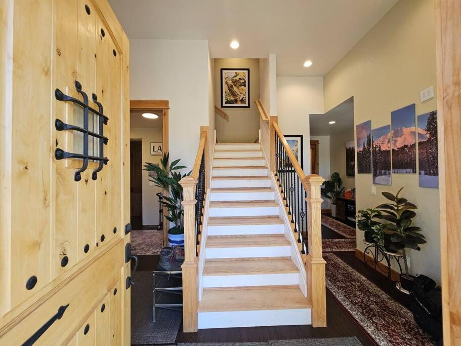 Beautiful Riverfront Near Mt Bachelor With Hot Tub Bend Extérieur photo