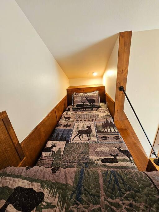 Beautiful Riverfront Near Mt Bachelor With Hot Tub Bend Extérieur photo