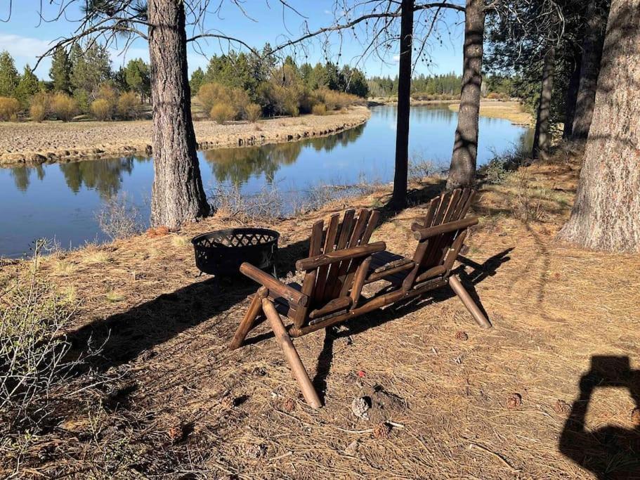 Beautiful Riverfront Near Mt Bachelor With Hot Tub Bend Extérieur photo