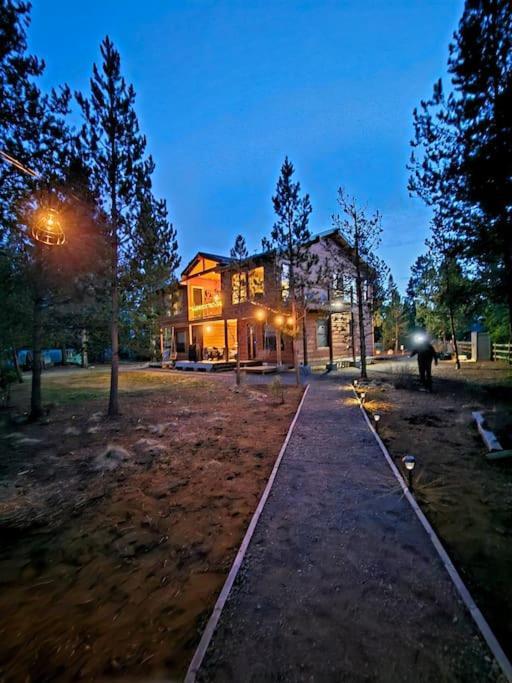 Beautiful Riverfront Near Mt Bachelor With Hot Tub Bend Extérieur photo