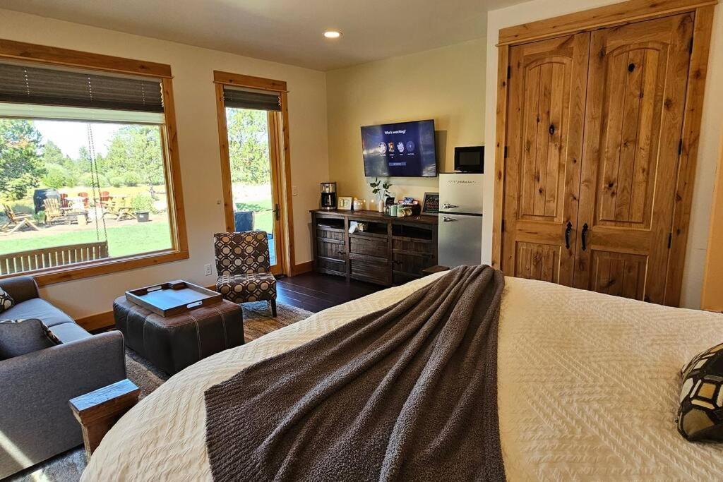 Beautiful Riverfront Near Mt Bachelor With Hot Tub Bend Extérieur photo