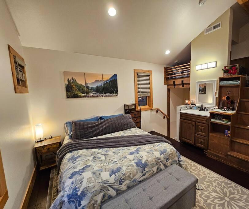 Beautiful Riverfront Near Mt Bachelor With Hot Tub Bend Extérieur photo