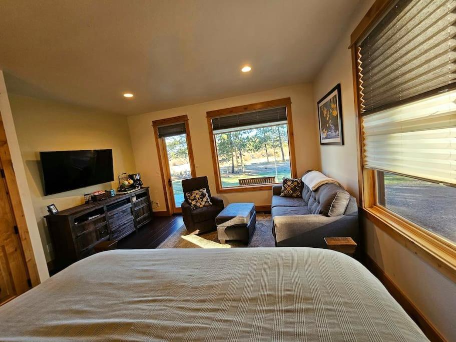 Beautiful Riverfront Near Mt Bachelor With Hot Tub Bend Extérieur photo