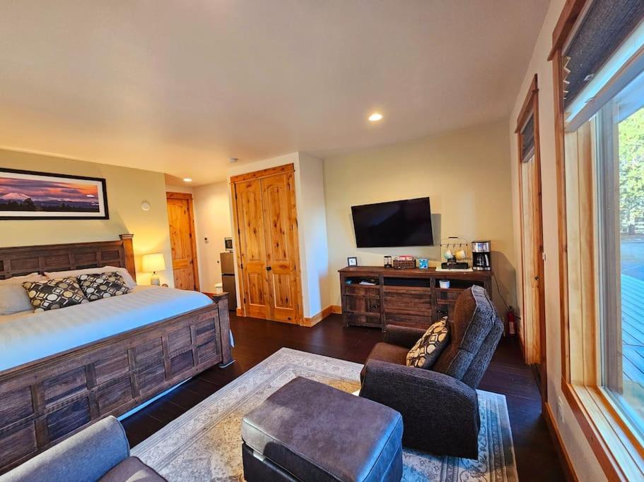 Beautiful Riverfront Near Mt Bachelor With Hot Tub Bend Extérieur photo