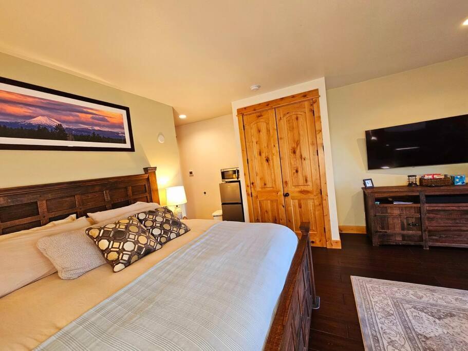 Beautiful Riverfront Near Mt Bachelor With Hot Tub Bend Extérieur photo