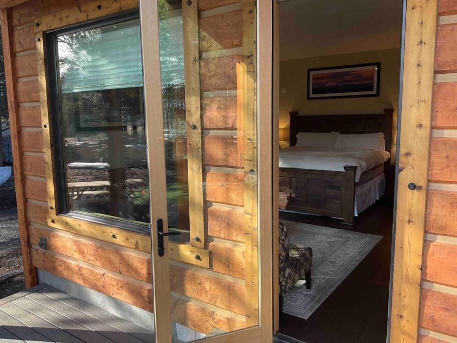 Beautiful Riverfront Near Mt Bachelor With Hot Tub Bend Extérieur photo