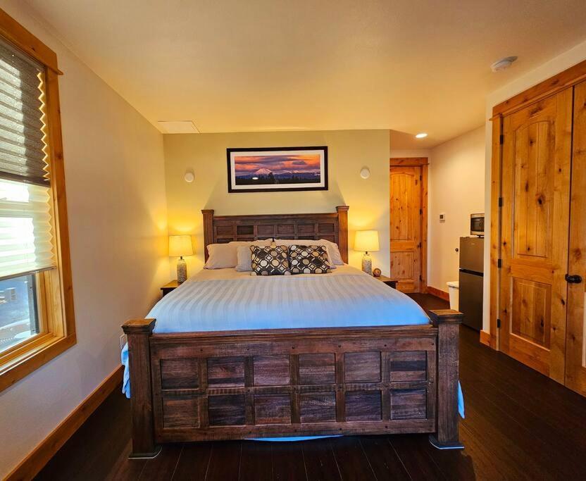 Beautiful Riverfront Near Mt Bachelor With Hot Tub Bend Extérieur photo