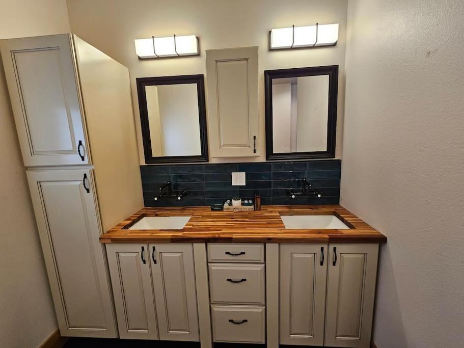Beautiful Riverfront Near Mt Bachelor With Hot Tub Bend Extérieur photo