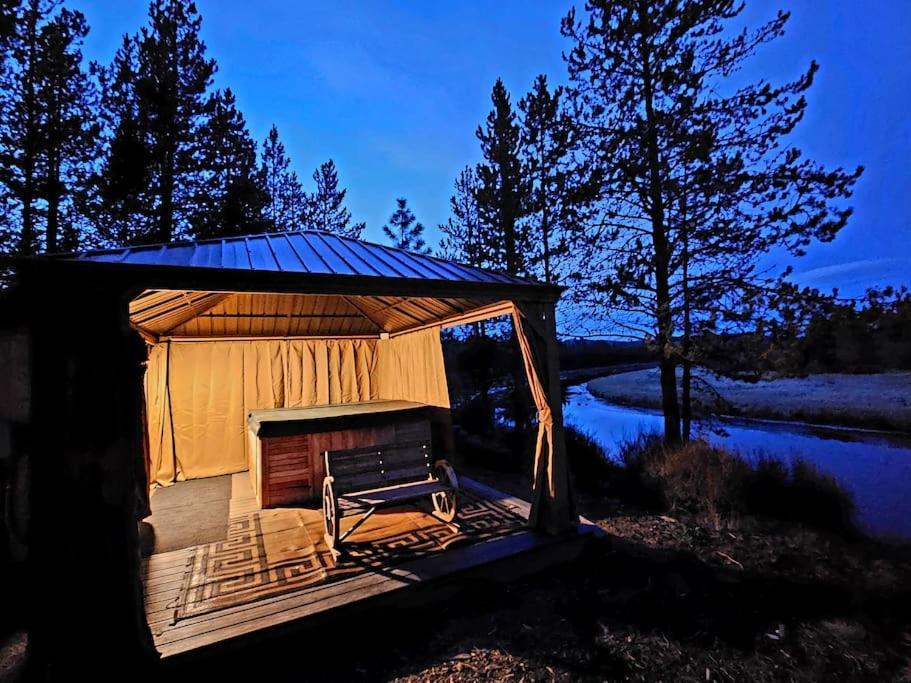 Beautiful Riverfront Near Mt Bachelor With Hot Tub Bend Extérieur photo